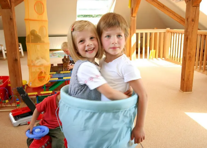 Familien- Und Freizeithotel Gutshaus Vendégház 3*